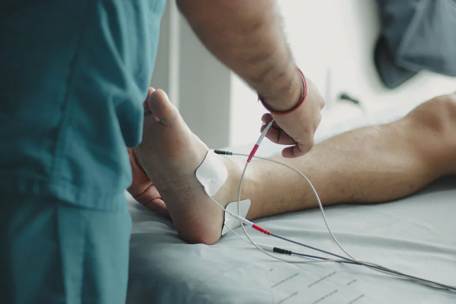 Aplicação de recurso de eletroterapia durante sessão