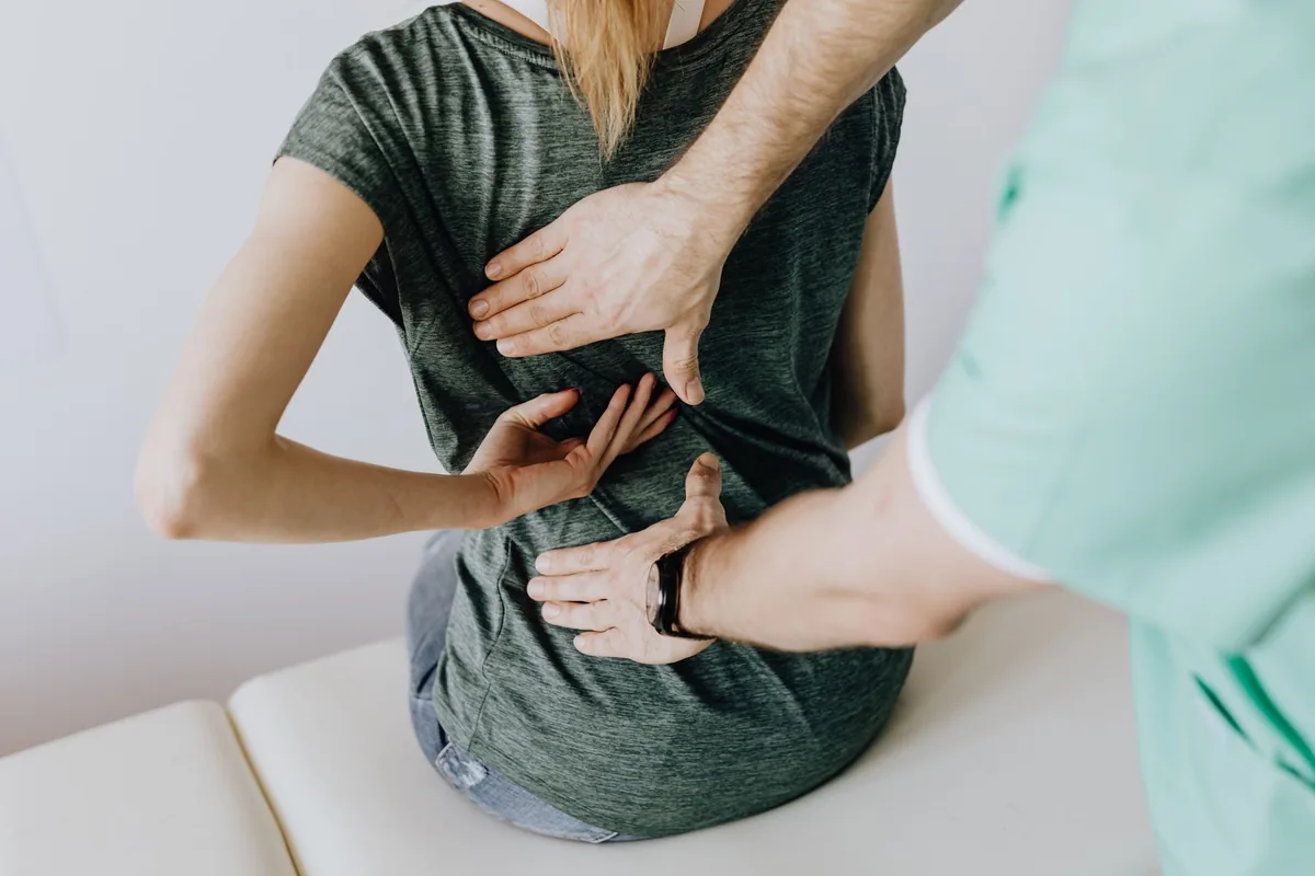 Fisioterapeuta acompanhando exercício terapêutico de uma paciente
